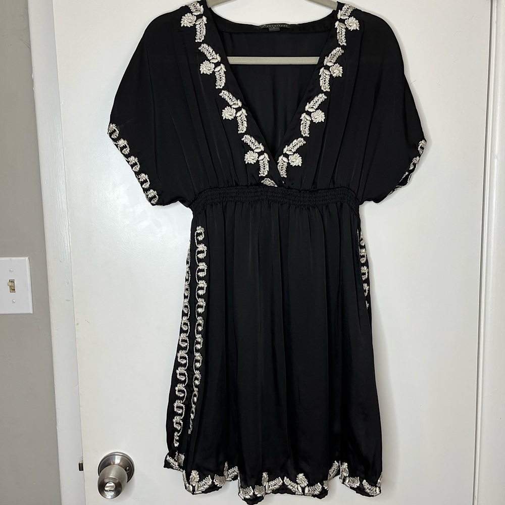 Like New! Twentyone Black & White V-Neck Tunic Mini Dress with Embroidery Detail